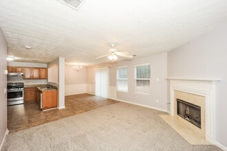 9497 Lakeview Rd in Union City, GA - Building Photo - Building Photo