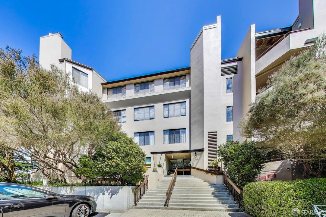 208 N Lake Merced Hills in San Francisco, CA - Building Photo