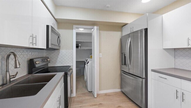 7211 Shalimar St in Miramar, FL - Building Photo - Building Photo