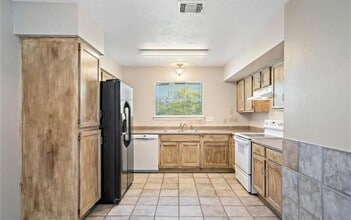 5902 Heather St in League City, TX - Building Photo - Building Photo