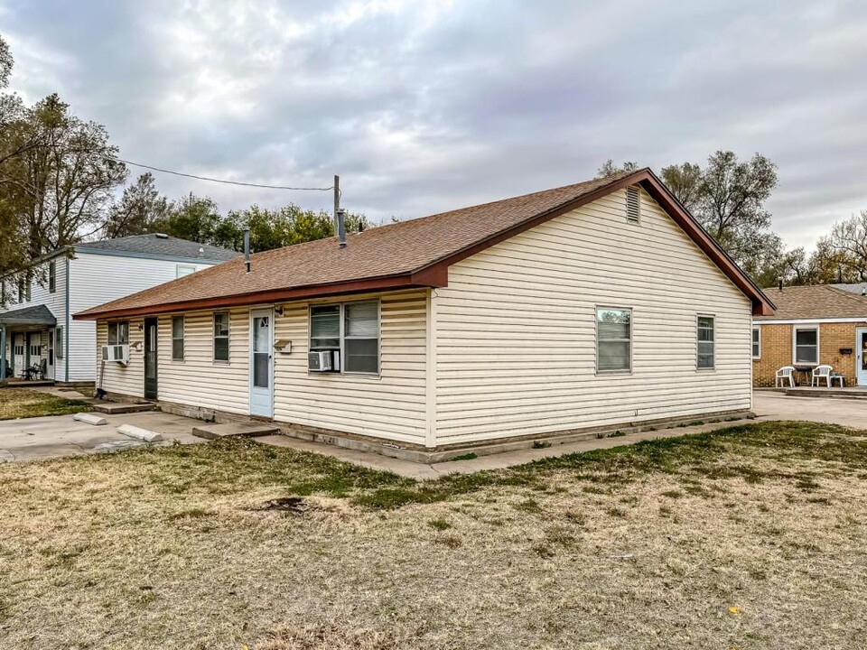 9 N Severance St in Hutchinson, KS - Building Photo