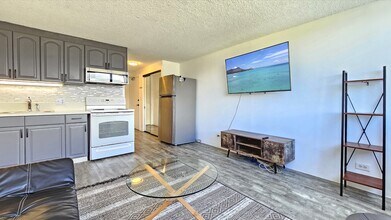 2211 Ala Wai Blvd in Honolulu, HI - Building Photo - Building Photo