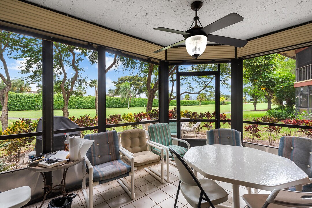 5375 10th Fairway Dr in Delray Beach, FL - Building Photo