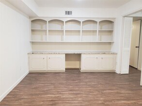 361 N Post Oak Ln in Houston, TX - Building Photo - Building Photo