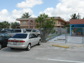 6961 W 14th Ct in Hialeah, FL - Building Photo - Building Photo