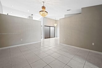 6654 NW 173rd Ln in Hialeah, FL - Building Photo - Building Photo