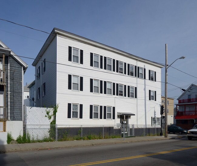 213 Belleville Ave in New Bedford, MA - Foto de edificio - Building Photo