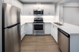 20 Elizabeth Street N in Mississauga, ON - Building Photo - Interior Photo