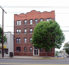 Ridge Apartments in Lyndhurst, NJ - Foto de edificio - Building Photo