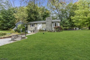 55 Orchard Dr in Vernon, NJ - Building Photo