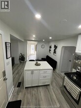 3583 Sandwich St. in Windsor, ON - Foto de edificio - Building Photo