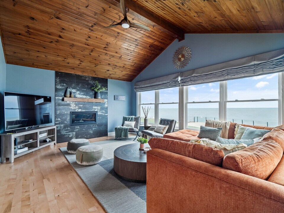 32414 Lake Rd in Avon Lake, OH - Building Photo