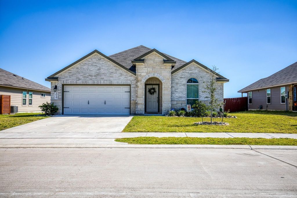 1019 Republic St in Brenham, TX - Building Photo