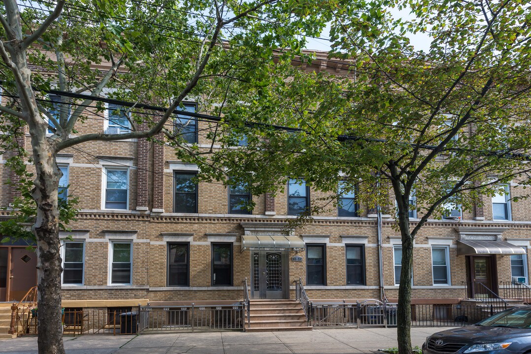 6076 71st Ave in Ridgewood, NY - Foto de edificio