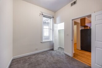 2132 W Concord Pl, Unit 1 in Chicago, IL - Building Photo - Building Photo