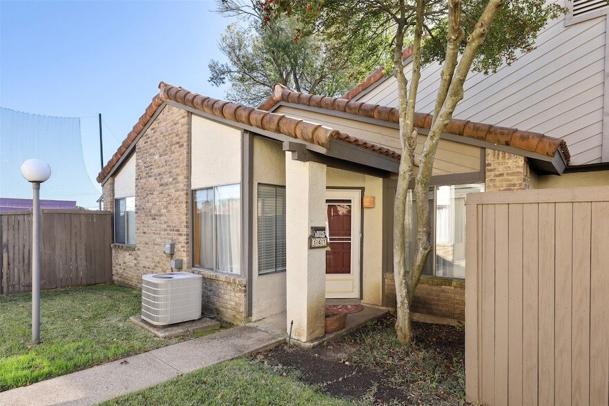 821 Dublin Dr, Unit 141 in Richardson, TX - Building Photo