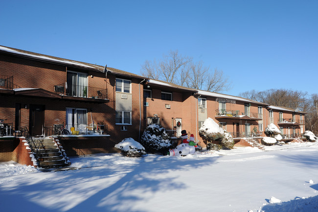 Ramapo Gardens Apartments in Spring Valley, NY - Foto de edificio - Building Photo