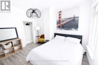 206 Bathurst St in Toronto, ON - Building Photo - Building Photo