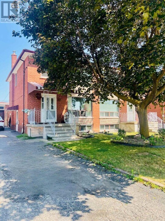 29 Peterdale Rd in Toronto, ON - Building Photo