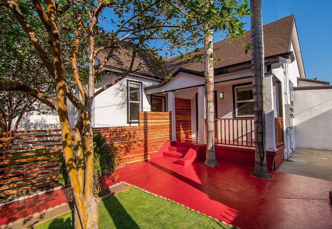 566 N St Louis St in Los Angeles, CA - Building Photo - Building Photo