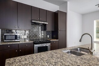 1900 Barton Springs Rd, Unit 1045 in Austin, TX - Building Photo - Building Photo