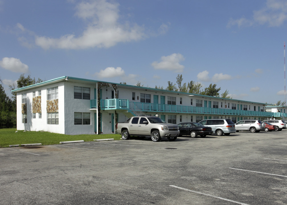 Lake Terraces Apartments in Miami, FL - Building Photo