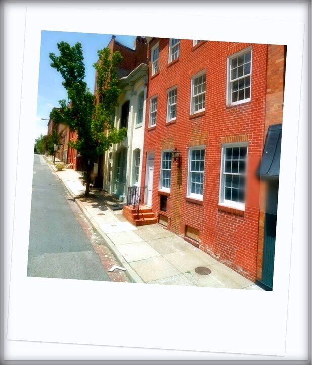 18 E Hamilton St, Unit 2 in Baltimore, MD - Building Photo