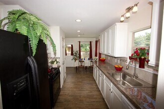 7304 S Glenn St in Austin, TX - Building Photo - Building Photo