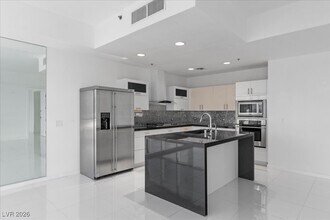 4525 Dean Martin Dr in Las Vegas, NV - Foto de edificio - Building Photo