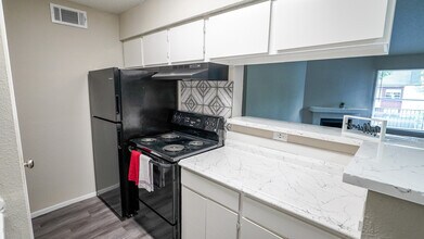 Avery Place in Houston, TX - Building Photo - Building Photo