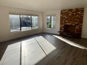 9717 224th St SW, Unit A in Edmonds, WA - Building Photo - Building Photo