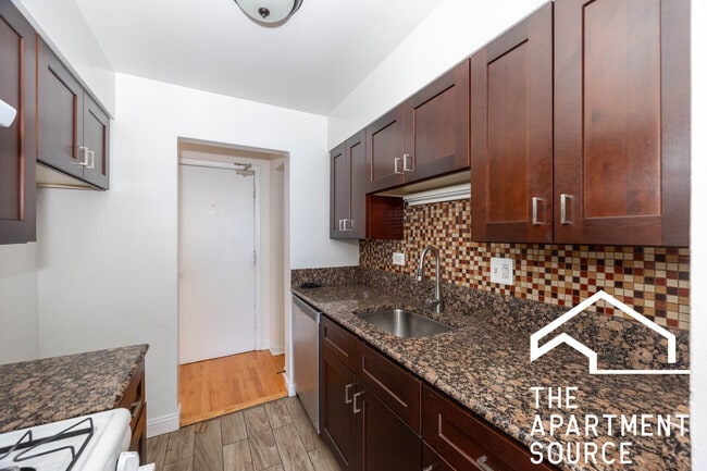 3710 N Pine Grove Ave in Chicago, IL - Building Photo - Building Photo