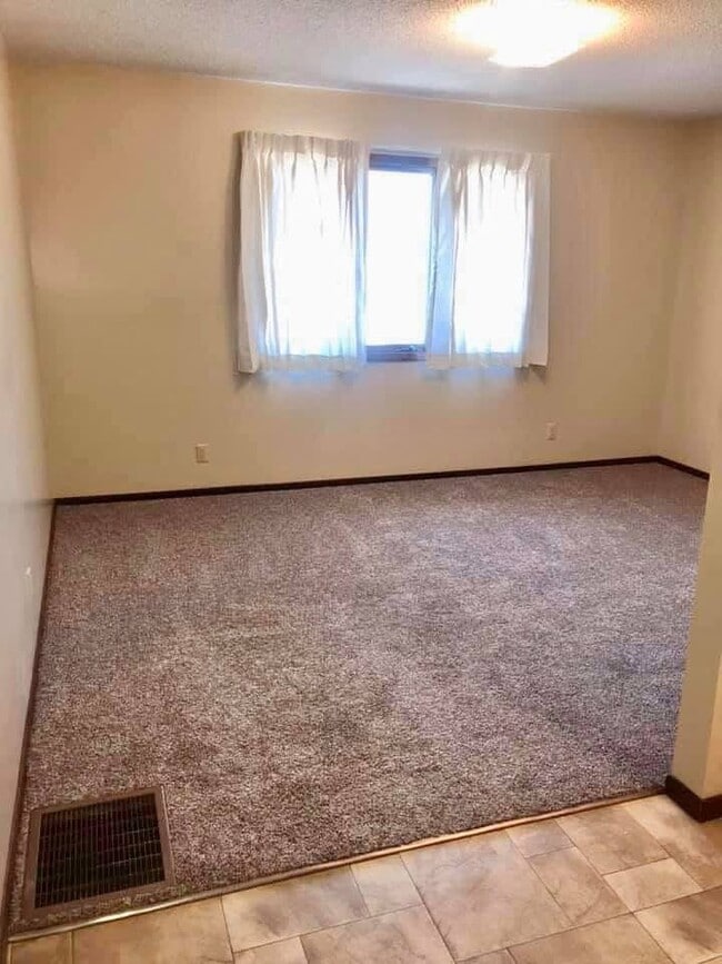 1403 Hennessey St, Unit 108 in Dodge City, KS - Foto de edificio - Building Photo