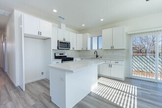12693 Amethyst Rd in Victorville, CA - Building Photo - Building Photo