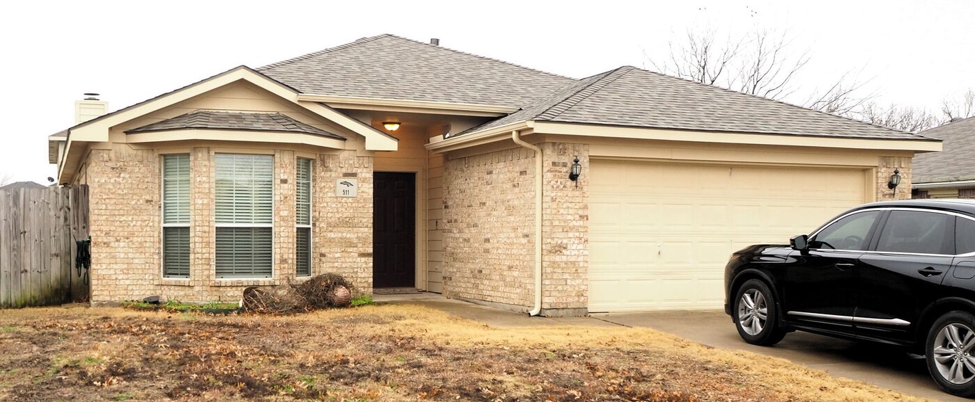 511 Lone Star Park Ln in Ponder, TX - Building Photo