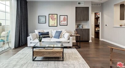 930 N Doheny Dr in West Hollywood, CA - Building Photo - Building Photo