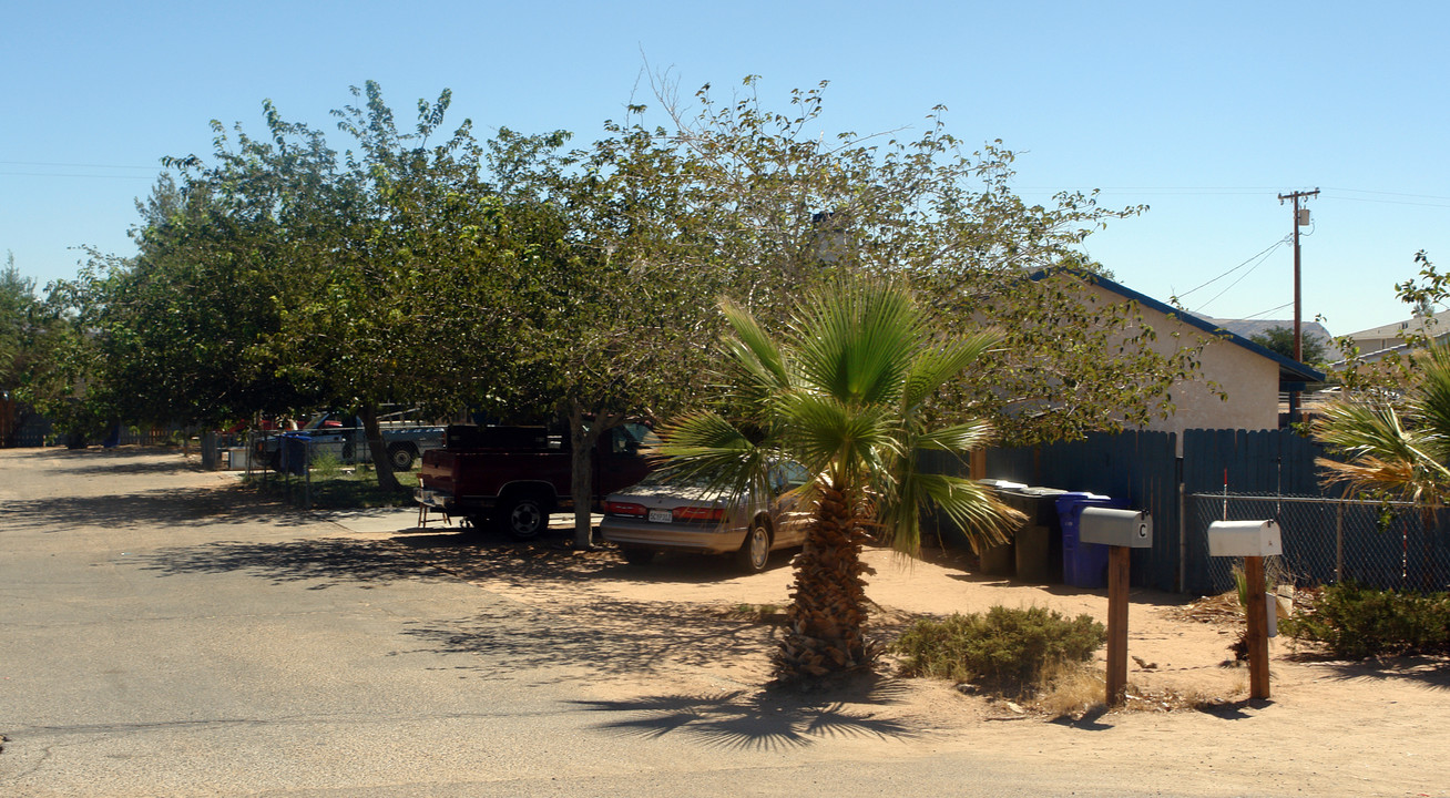 13611 Yakima Rd in Apple Valley, CA - Foto de edificio