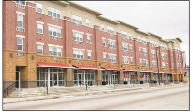 The Berkshire Senior Living in West Allis, WI - Foto de edificio - Building Photo