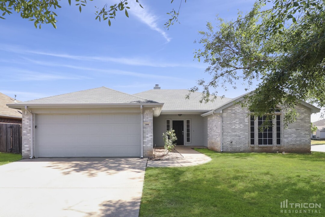 300 Palm St in Crowley, TX - Building Photo