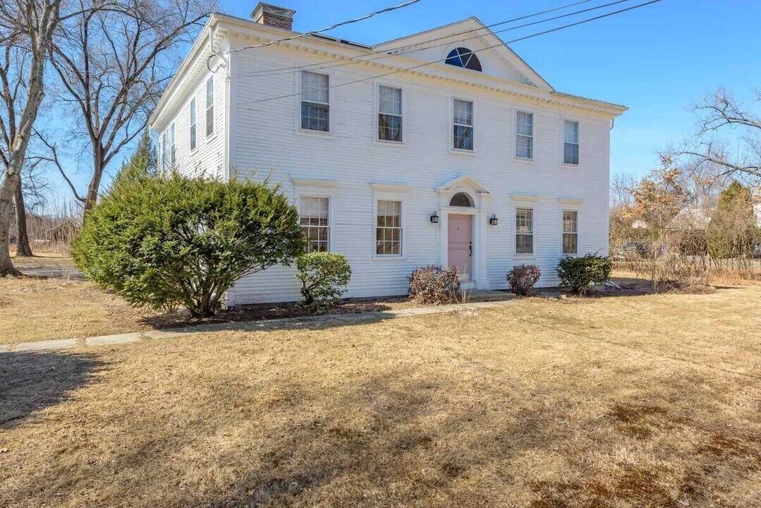 11 Middle St, Unit 1 in Hadley, MA - Building Photo