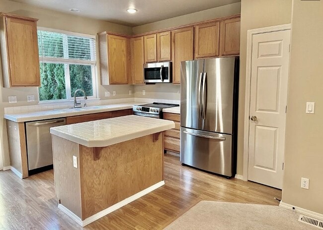 20366 Hoodview Ave in West Linn, OR - Building Photo - Building Photo