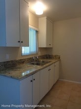 7902 Ronald Drive in Huntington Beach, CA - Foto de edificio - Building Photo