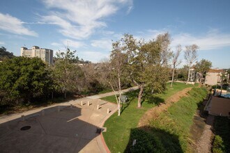 580 Camino De La Reina in San Diego, CA - Building Photo - Building Photo