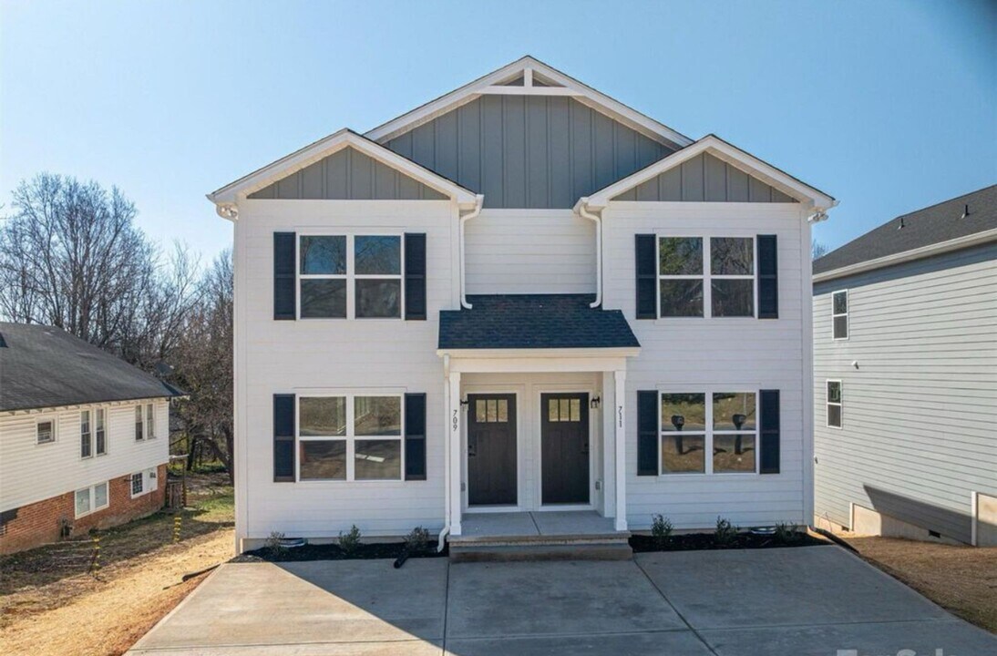 709 7th Ave SW in Hickory, NC - Building Photo
