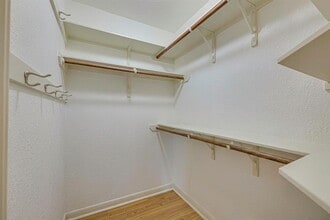 7685 Northcross Dr in Austin, TX - Foto de edificio - Building Photo