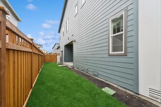 15323 207th Ave E in Bonney Lake, WA - Foto de edificio - Building Photo