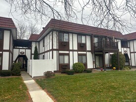 10 Skyline Dr in Fishkill, NY - Building Photo