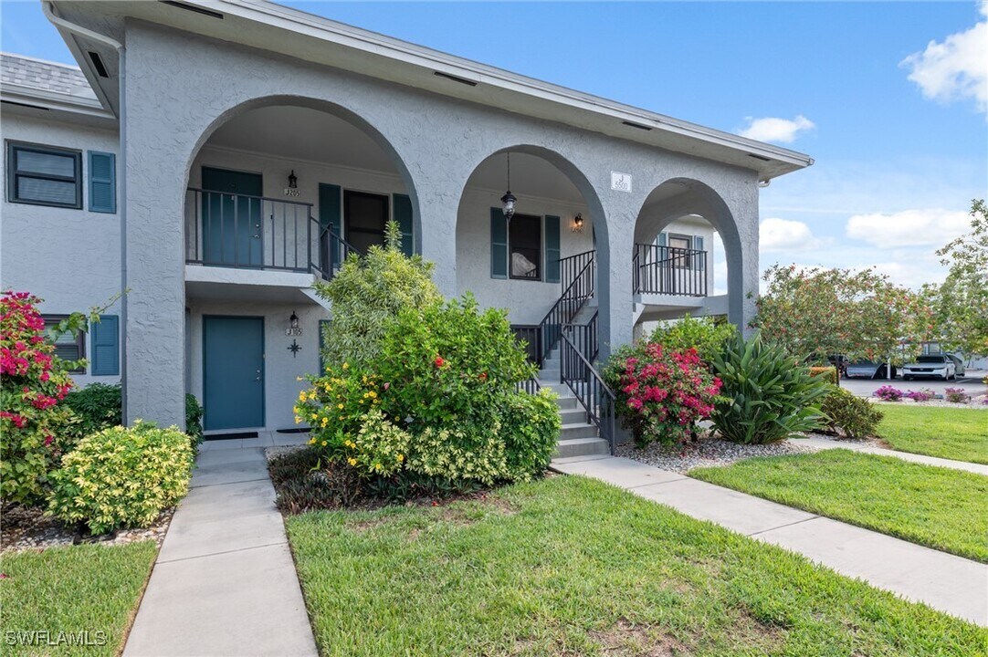5500 Rattlesnake Hammock Rd in Naples, FL - Building Photo
