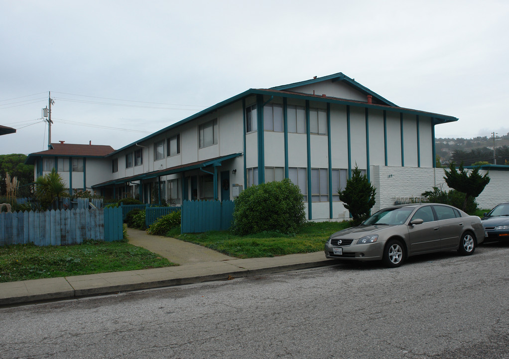 109 Monterey Rd in Pacifica, CA - Building Photo