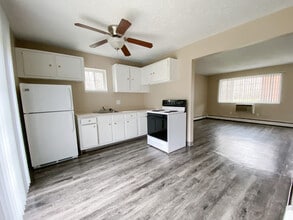 Evergreen Village Apartments & Townhouses in Elyria, OH - Foto de edificio - Building Photo